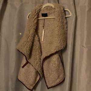 NWT Beige Warm Vest Size Medium. Faux Fur
